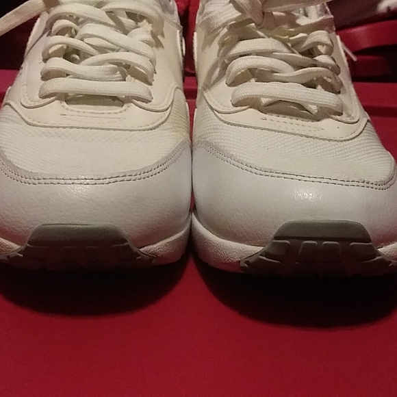 Nike air max woman 9.5. Gently worn.white grey logo. - Picture 3 of 8